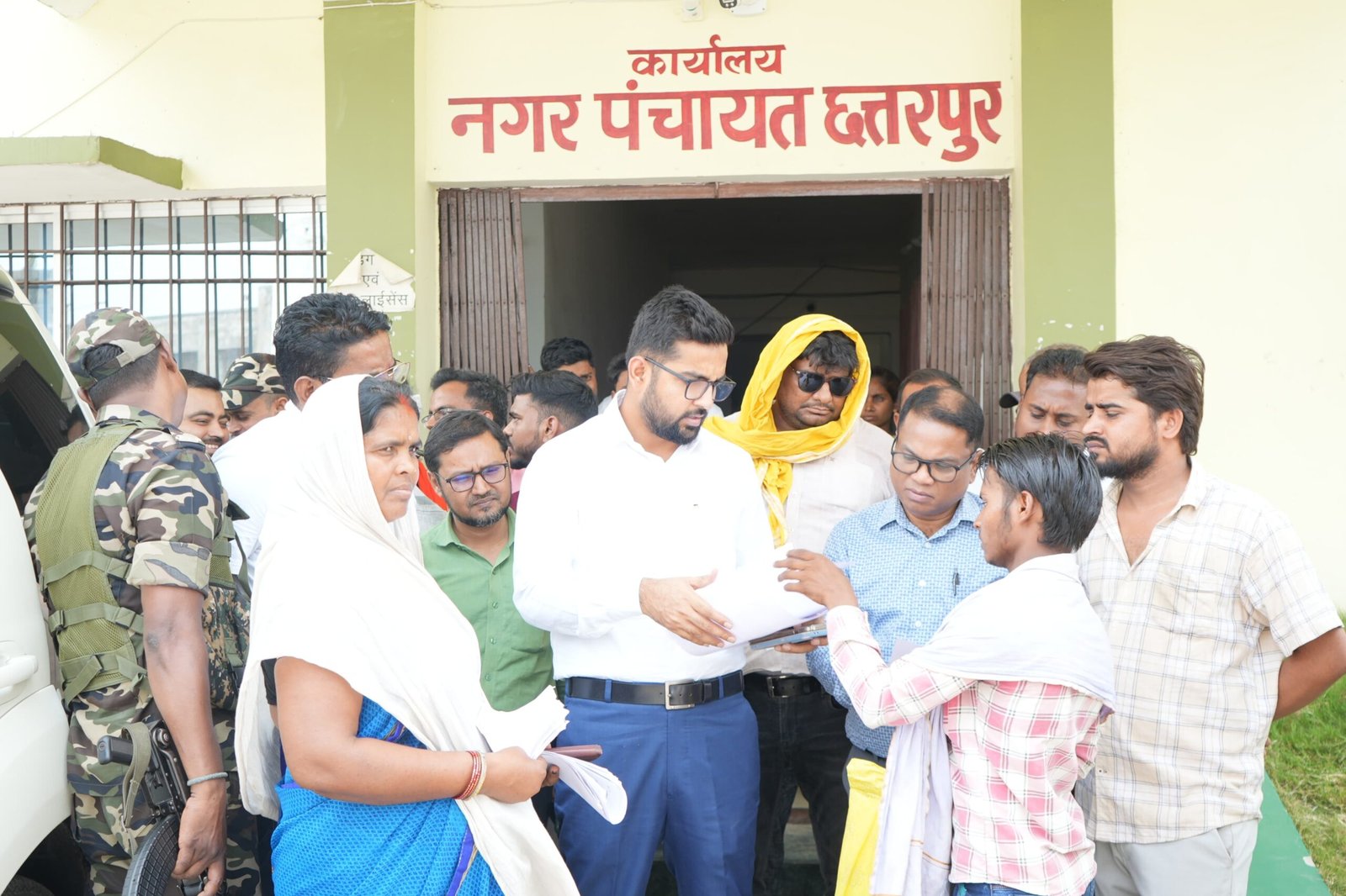छत्तरपुर नगर पंचायत कार्यालय का उपायुक्त ने किया औचक निरीक्षण, ट्रैफिक व्यवस्था व शहरी विकास को लेकर दिए कई निर्देश छत्तरपुर नगर पंचायत कार्यालय का उपायुक्त ने किया औचक निरीक्षण, ट्रैफिक व्यवस्था व शहरी विकास को लेकर दिए कई निर्देश