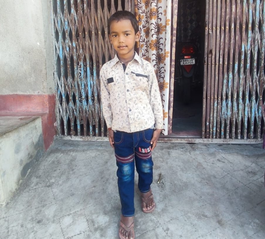 गर्ल हाई स्कूल के सामने से किशोर लापता, परिजनों ने लोगों से की खोज में मदद की अपील गर्ल हाई स्कूल के सामने से किशोर लापता, परिजनों ने लोगों से की खोज में मदद की अपील