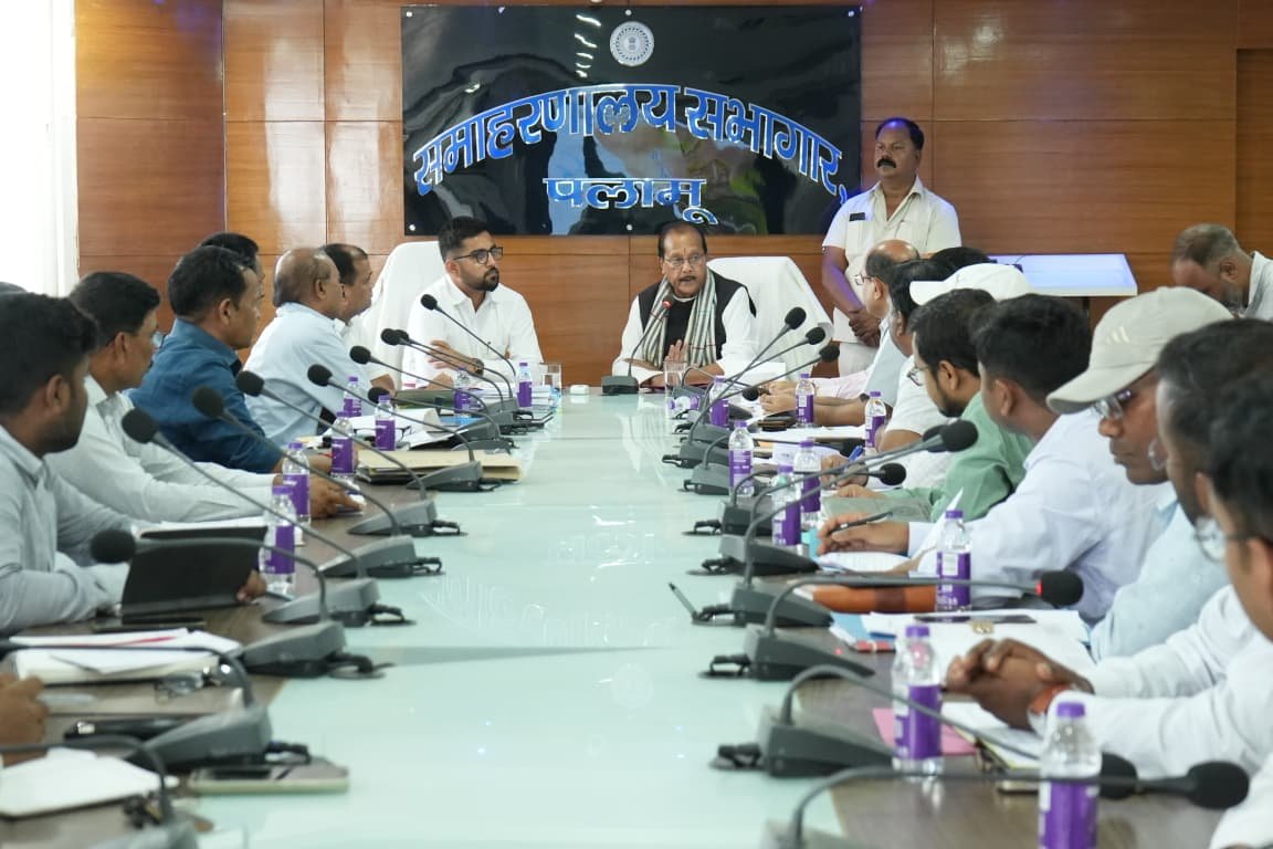 भीषण गर्मी में विद्युत एवं पेयजल व्यवस्था दुरुस्त रखने का निर्देश,वित्त मंत्री राधा कृष्ण किशोर ने पलामू में की उच्चस्तरीय समीक्षा बैठक