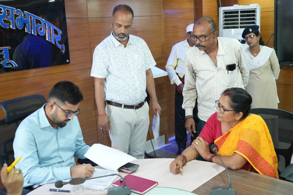 जन समाधान दिवस बना बुजुर्ग की उम्मीद का सहारा: उपायुक्त जन समाधान दिवस बना बुजुर्ग की उम्मीद का सहारा: उपायुक्त