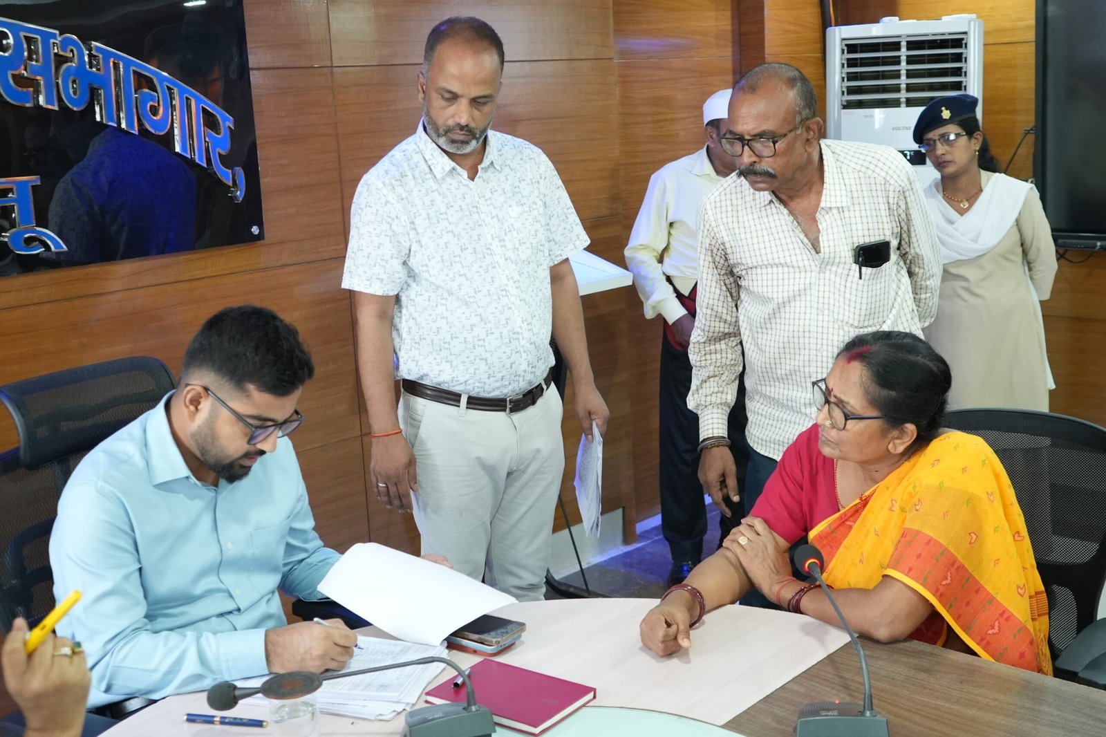 जन समाधान दिवस बना बुजुर्ग की उम्मीद का सहारा: उपायुक्त जन समाधान दिवस बना बुजुर्ग की उम्मीद का सहारा: उपायुक्त