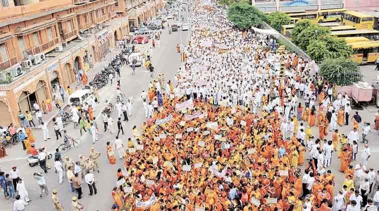 आर्यिका माताजी हादसे पर जैन समाज का मौन प्रदर्शन,संत सुरक्षा कानून और SIT जांच की मांग आर्यिका माताजी हादसे पर जैन समाज का मौन प्रदर्शन,संत सुरक्षा कानून और SIT जांच की मांग