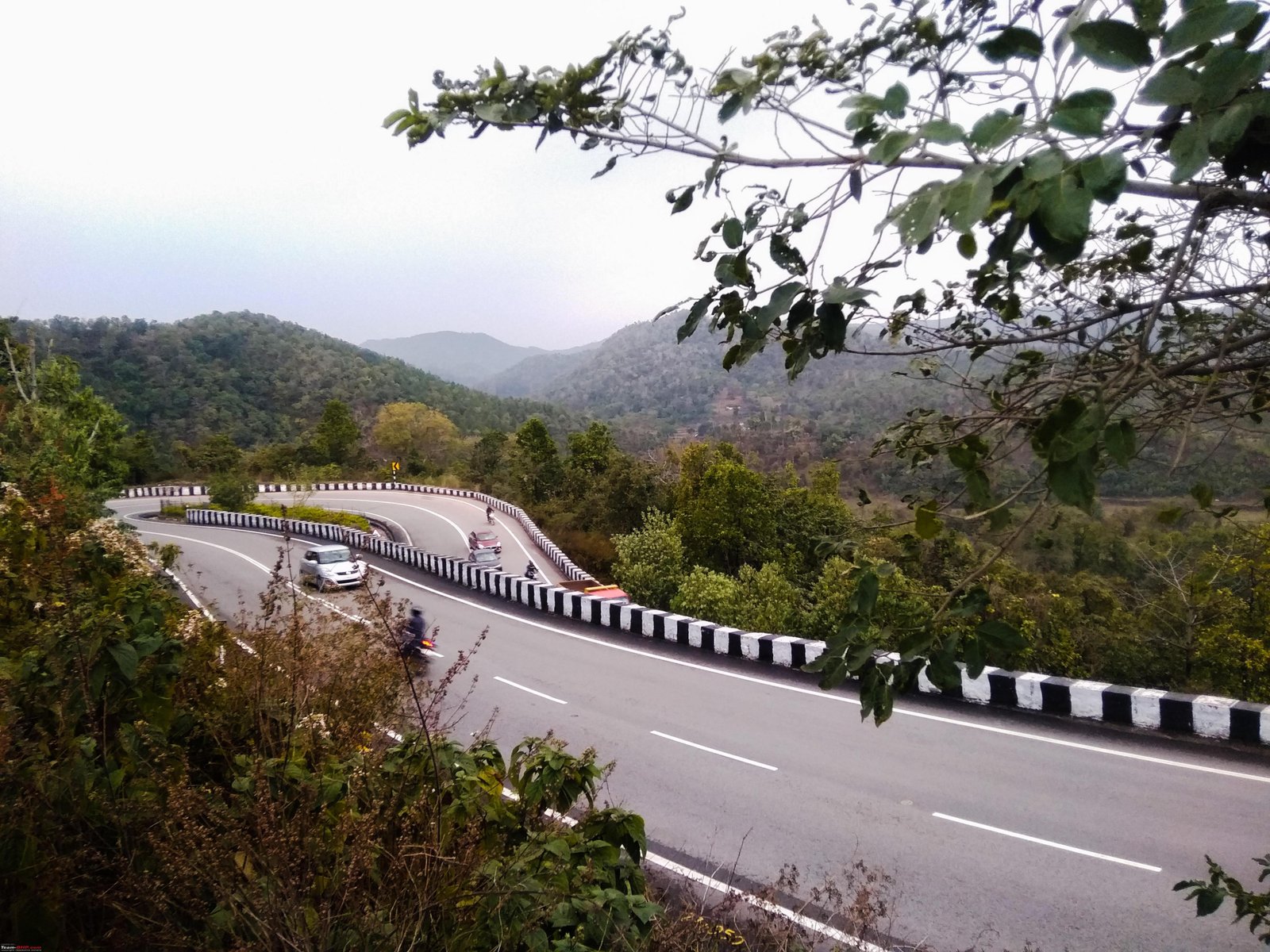झुमरा पहाड़:जहां गोलियों की गूंज थी, अब विकास की रफ्तार है – 10 साल में बदली तस्वीर, सड़कें बनीं तरक्की की नई इबारत झुमरा पहाड़:जहां गोलियों की गूंज थी, अब विकास की रफ्तार है – 10 साल में बदली तस्वीर, सड़कें बनीं तरक्की की नई इबारत