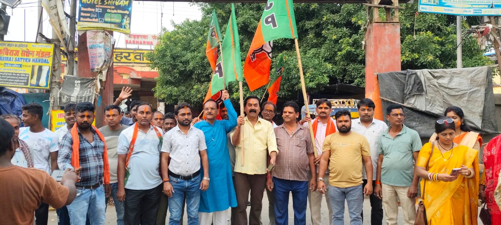 चुनावी परिणाम के बाद भाजपा कार्यकर्ताओं ने पटाखे और मिठाइयों के साथ मनाया जश्न।नरेंद्र मोदी जिंदाबाद के लगाए नारे चुनावी परिणाम के बाद भाजपा कार्यकर्ताओं ने पटाखे और मिठाइयों के साथ मनाया जश्न।नरेंद्र मोदी जिंदाबाद के लगाए नारे