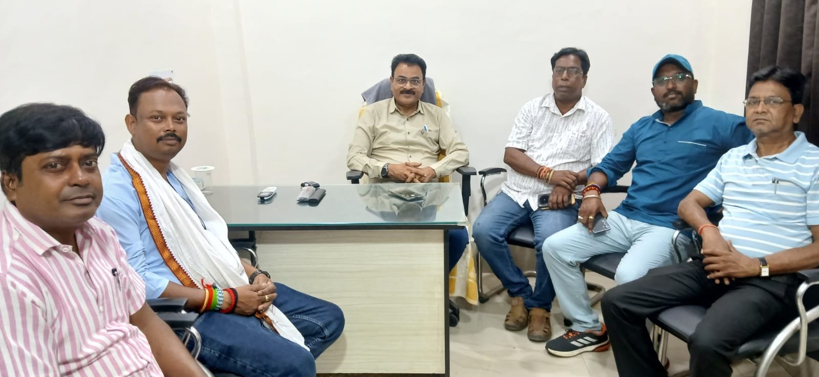 तेनुघाट में पत्रकार संगठन की बैठक,वरिष्ठ और उभरते पत्रकारों को सम्मानित करने का निर्णय तेनुघाट में पत्रकार संगठन की बैठक,वरिष्ठ और उभरते पत्रकारों को सम्मानित करने का निर्णय