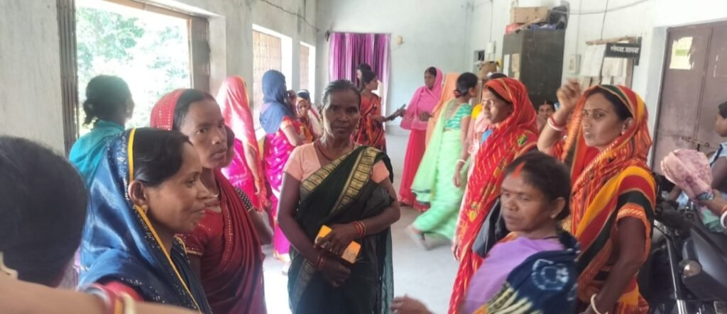 उलगड्डा पंचायत के महिला सप्लाई पानी नहीं मिलने से दर्जनों महिला अपनी मांग लेकर पहुंची तेनु पीएचडी विभाग
