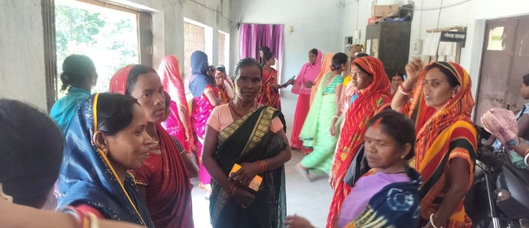 उलगड्डा पंचायत के महिला सप्लाई पानी नहीं मिलने से दर्जनों महिला अपनी मांग लेकर पहुंची तेनु पीएचडी विभाग उलगड्डा पंचायत के महिला सप्लाई पानी नहीं मिलने से दर्जनों महिला अपनी मांग लेकर पहुंची तेनु पीएचडी विभाग