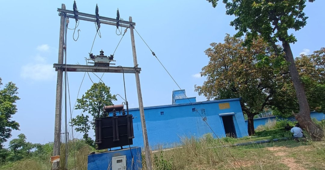 Jharkhand News:ट्रांसफार्मर जलने से 39 गांवों की जलापूर्ति ठप, भीषण गर्मी में ग्रामीण परेशान Jharkhand News:ट्रांसफार्मर जलने से 39 गांवों की जलापूर्ति ठप, भीषण गर्मी में ग्रामीण परेशान