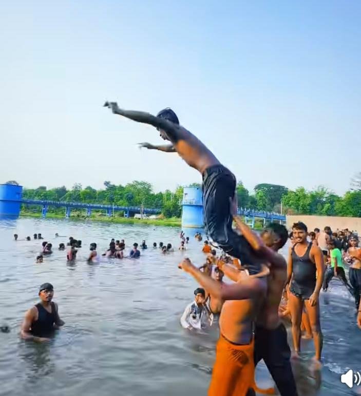 गोमिया का ‘देशी वाटर पार्क’ बना गर्मी में राहत का ठिकाना,खम्हरा नदी में उमड़ी भीड़ गोमिया का ‘देशी वाटर पार्क’ बना गर्मी में राहत का ठिकाना,खम्हरा नदी में उमड़ी भीड़