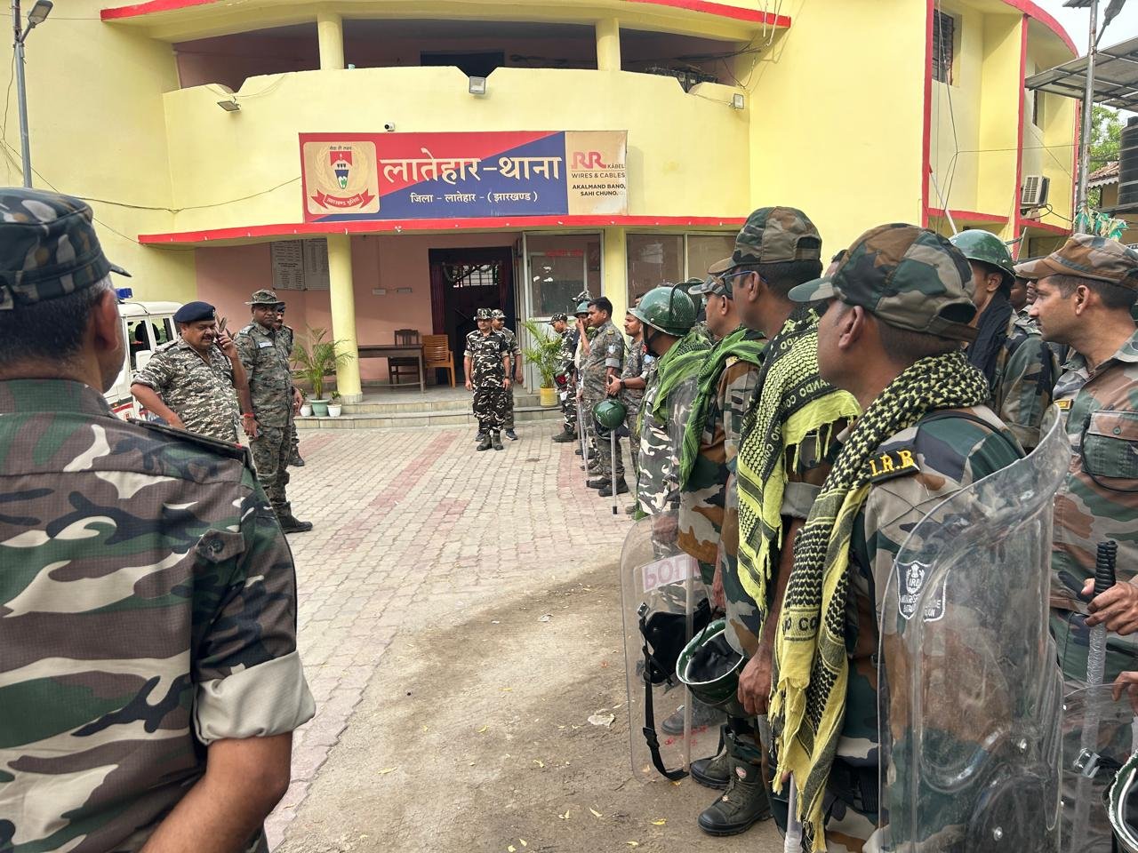 लातेहार में बकरीद को लेकर हाई अलर्ट, पुलिस ने निकाला फ्लैग मार्च लातेहार में बकरीद को लेकर हाई अलर्ट, पुलिस ने निकाला फ्लैग मार्च