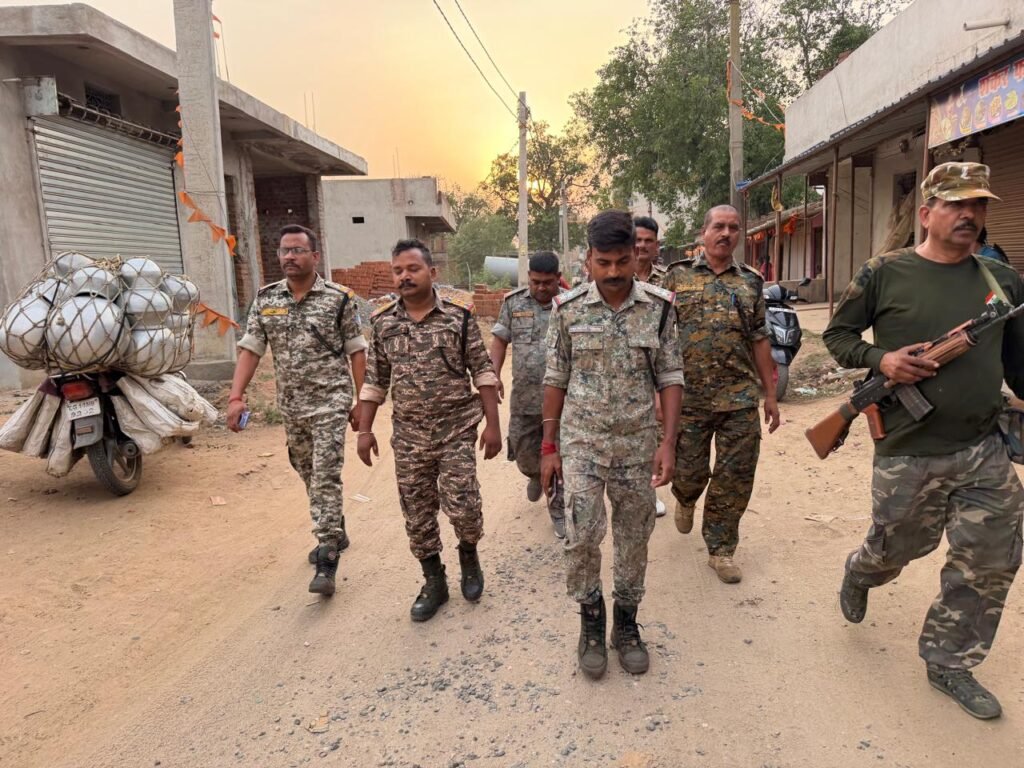 लातेहार में बकरीद को लेकर हाई अलर्ट, पुलिस ने निकाला फ्लैग मार्च