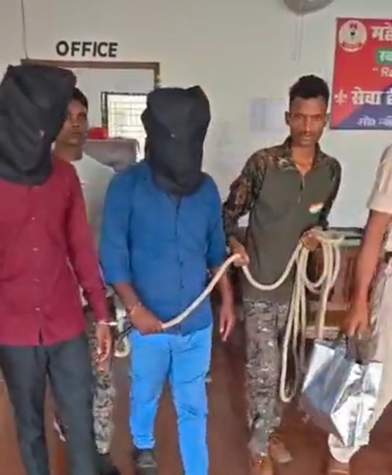 पाकुड़ में गहने साफ करने के बहाने ठगी: ग्रामीणों की मदद से दो ठग गिरफ्तार पाकुड़ में गहने साफ करने के बहाने ठगी: ग्रामीणों की मदद से दो ठग गिरफ्तार