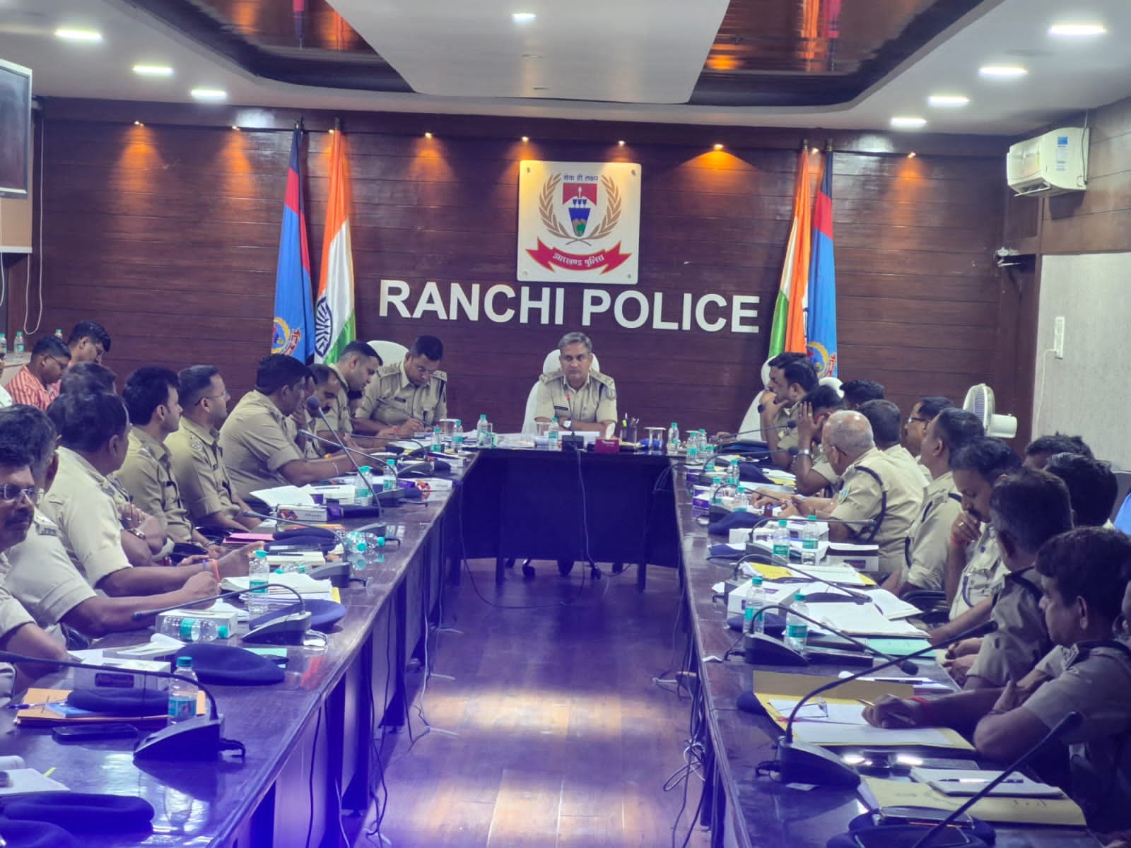 रांची में उच्चस्तरीय पुलिस समीक्षा बैठक: अपराध नियंत्रण, CCTV विस्तार और नशा विरोधी अभियान पर सख्त निर्देश