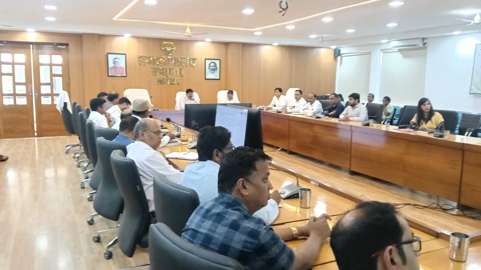 उपायुक्त की अध्यक्षता में आधारभूत संरचना एवं भू-अर्जन कार्यों की समीक्षा बैठक संपन्न