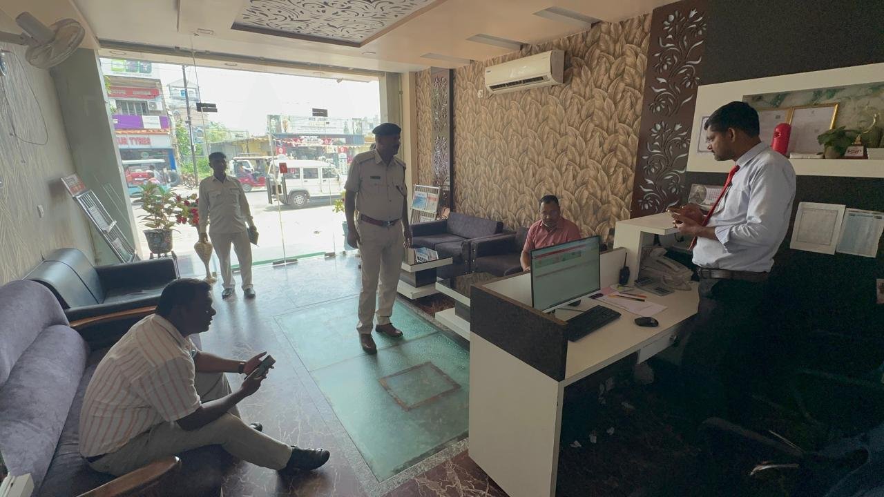 होटलों में फायर सेफ्टी को लेकर एसडीओ,कार्यापालक दंडाधिकारी और फायर डिपार्टमेंट ने किया औचक निरीक्षण
