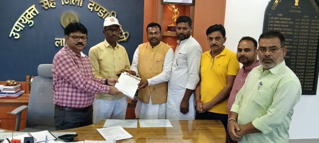 लातेहार में राजस्व अभिलेखों की त्रुटियों पर भाजपा का हल्ला बोल, जिला अध्यक्ष वंशी यादव के नेतृत्व में उपायुक्त को सौंपा ज्ञापन
