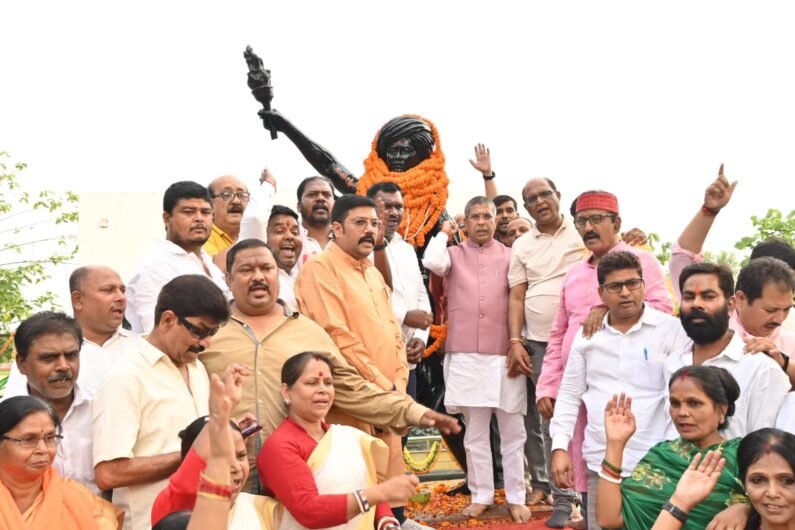 रांची:बिरसा मुंडा की पुण्यतिथि पर भाजपा प्रदेश अध्यक्ष आदित्य साहू ने दी श्रद्धांजलि