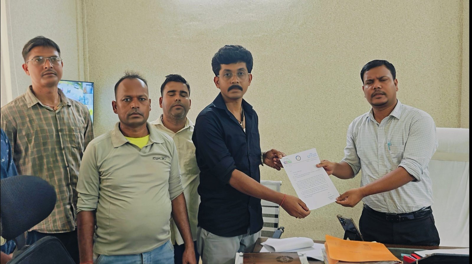 मनिका में एक वर्ष से भटक रहे मानसिक रूप से अस्वस्थ व्यक्ति के पुनर्वास की मांग मनिका में एक वर्ष से भटक रहे मानसिक रूप से अस्वस्थ व्यक्ति के पुनर्वास की मांग