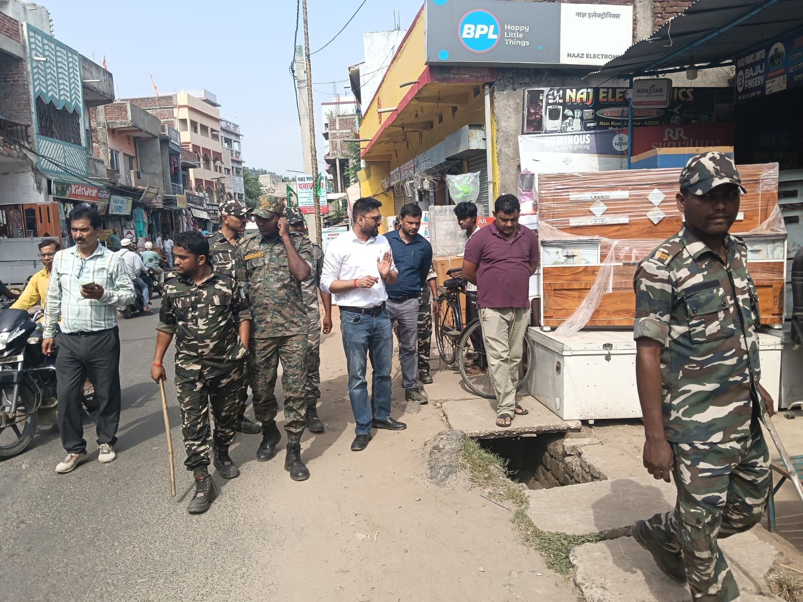 लातेहार में अतिक्रमण हटाओ अभियान तेज,धर्मपुर चौक से चटनाही रोड तक सड़क किनारे रखा सामान जब्त लातेहार में अतिक्रमण हटाओ अभियान तेज,धर्मपुर चौक से चटनाही रोड तक सड़क किनारे रखा सामान जब्त