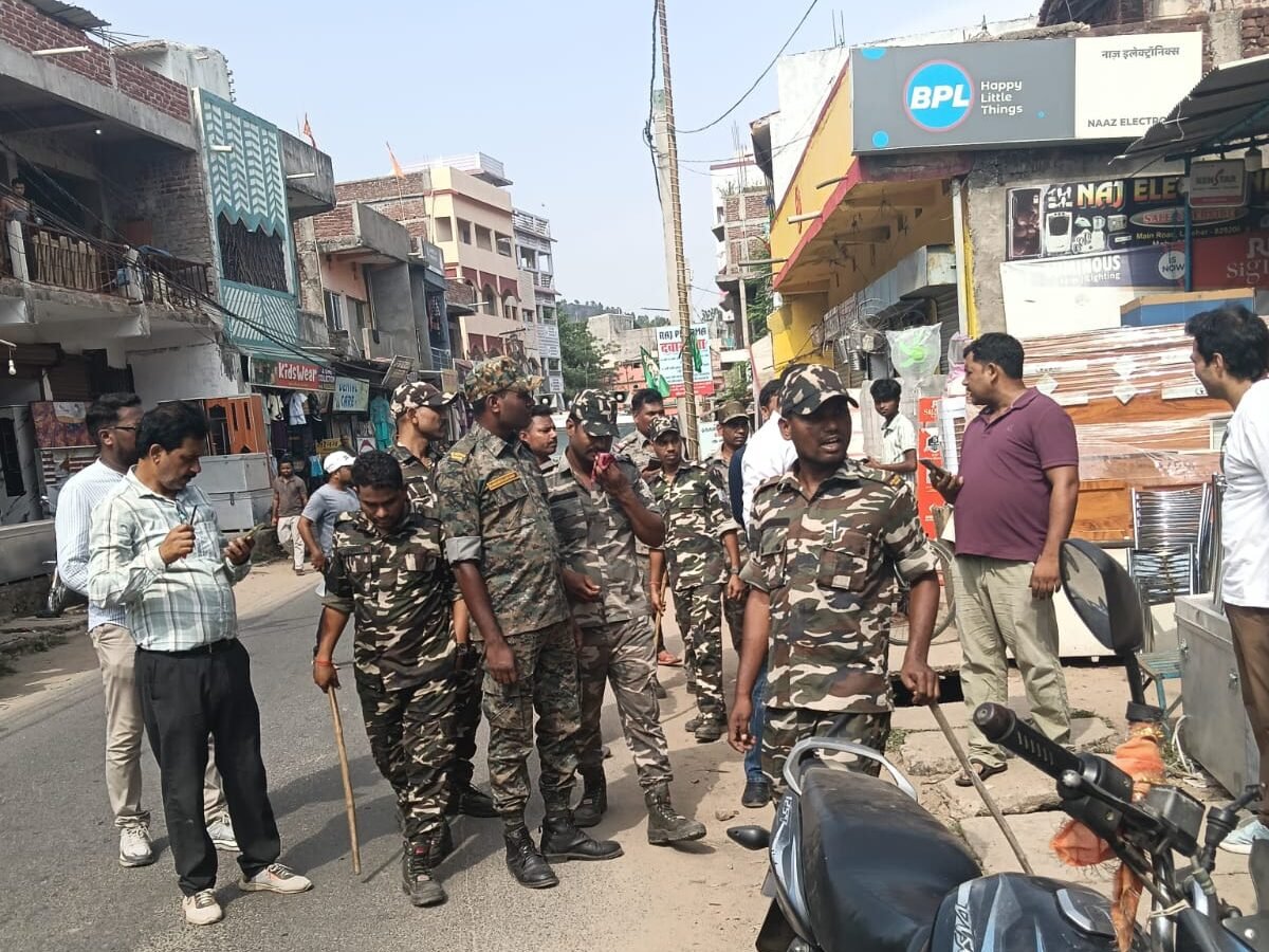 लातेहार में अतिक्रमण हटाओ अभियान तेज,धर्मपुर चौक से चटनाही रोड तक सड़क किनारे रखा सामान जब्त लातेहार में अतिक्रमण हटाओ अभियान तेज,धर्मपुर चौक से चटनाही रोड तक सड़क किनारे रखा सामान जब्त