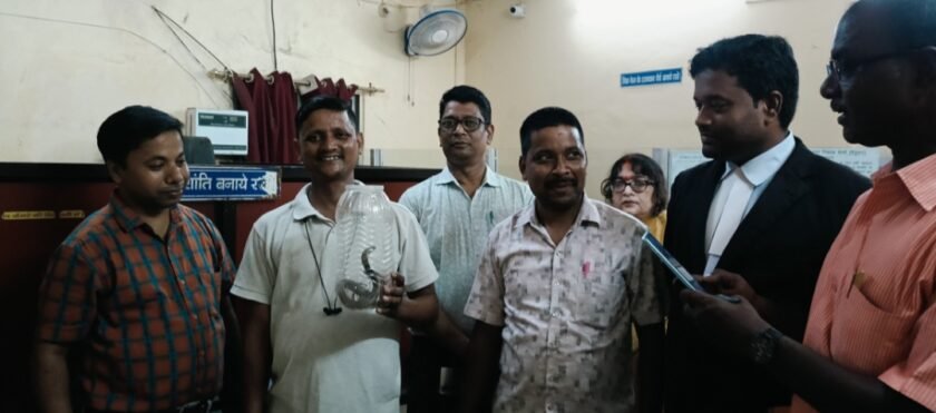 तेनुघाट रजिस्ट्री कार्यालय में कोबरा मिलने से मची अफरा-तफरी, सुरक्षित पकड़ा गया तेनुघाट रजिस्ट्री कार्यालय में कोबरा मिलने से मची अफरा-तफरी, सुरक्षित पकड़ा गया
