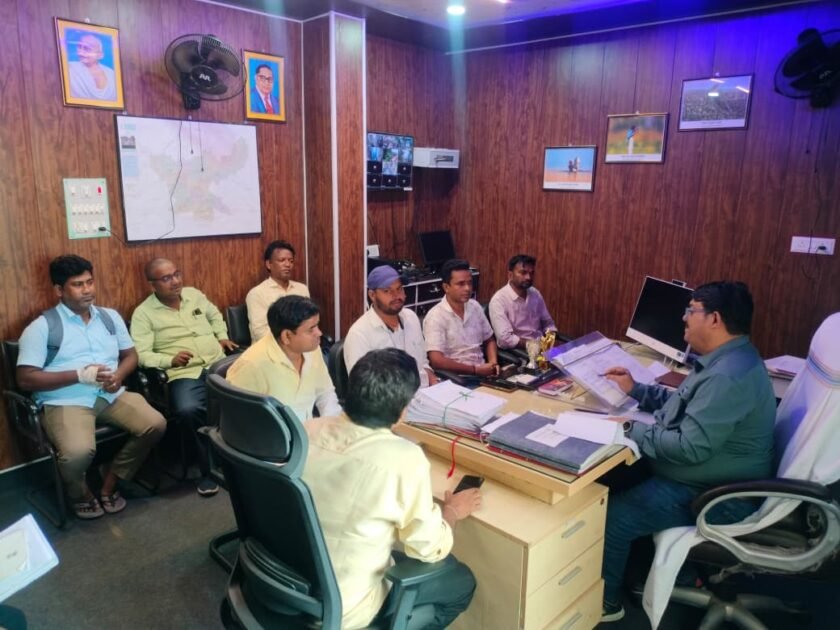 jharkhand news:लंबित आवासों को लेकर बीडीओ ने किया समीक्षा बैठक,दिए कई दिशा-निर्देश jharkhand news:लंबित आवासों को लेकर बीडीओ ने किया समीक्षा बैठक,दिए कई दिशा-निर्देश