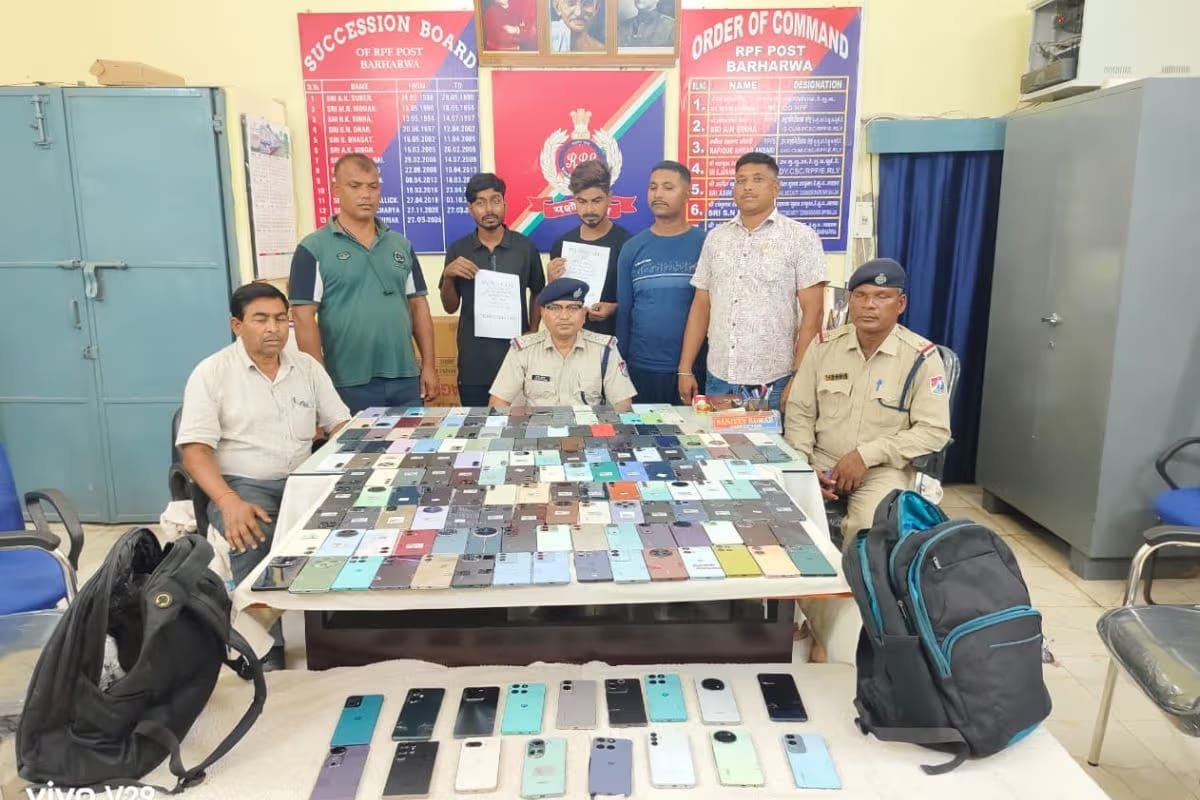बरहरवा स्टेशन पर आरपीएफ की बड़ी कार्रवाई, 174 चोरी के मोबाइल के साथ दो गिरफ्तार बरहरवा स्टेशन पर आरपीएफ की बड़ी कार्रवाई, 174 चोरी के मोबाइल के साथ दो गिरफ्तार