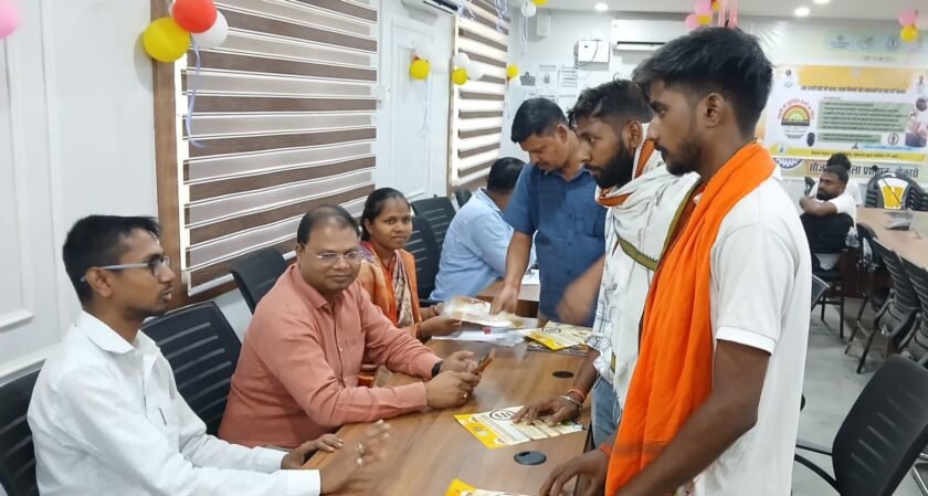 गोमिया प्रखंड कार्यालय में ड्राइविंग लाइसेंस शिविर, आवेदकों को हाथों-हाथ मिला लर्निंग लाइसेंस
