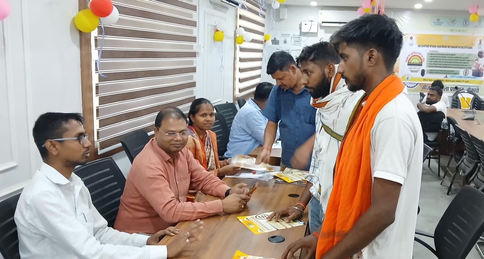 गोमिया प्रखंड कार्यालय में ड्राइविंग लाइसेंस शिविर, आवेदकों को हाथों-हाथ मिला लर्निंग लाइसेंस