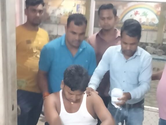 रेलवे कर्मियों ने पेश की इंसानियत की मिसाल,बीमार साथी को पहुंचाया अस्पताल