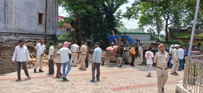 भोलाडीह-तुलबुल में वन विभाग का सबसे बड़ा छापा: लाखों की अवैध लकड़ी-आरा मशीनें जब्त, जंगल माफिया पर कसेगा शिकंजा भोलाडीह-तुलबुल में वन विभाग का सबसे बड़ा छापा: लाखों की अवैध लकड़ी-आरा मशीनें जब्त, जंगल माफिया पर कसेगा शिकंजा