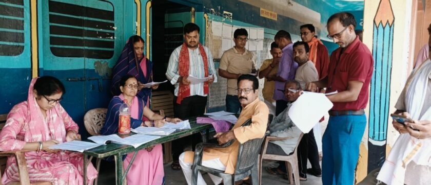 तेनुघाट मध्य विद्यालय में विशेष कैंप लगाकर मतदाता सूची का गहन पुनरीक्षण