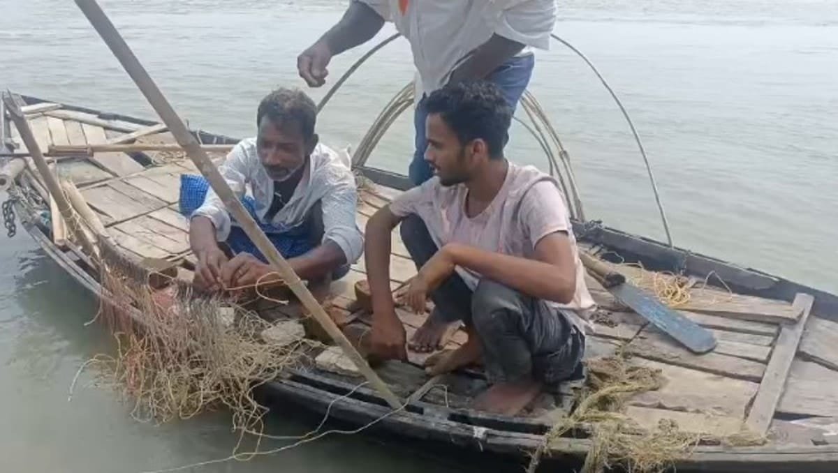 साहिबगंज गंगा घाट पर नहाने गया किशोर डूबा,तलाश जारी साहिबगंज गंगा घाट पर नहाने गया किशोर डूबा,तलाश जारी