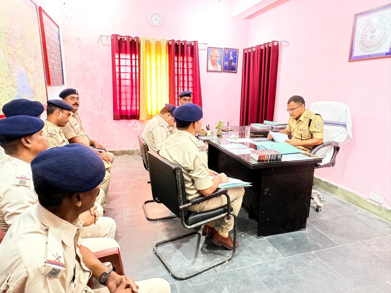 एसपी नाथु सिंह मीणा का तेनुघाट ओपी और गोमिया थाना का औचक निरीक्षण, लंबित कांडों के शीघ्र निष्पादन का निर्देश एसपी नाथु सिंह मीणा का तेनुघाट ओपी और गोमिया थाना का औचक निरीक्षण, लंबित कांडों के शीघ्र निष्पादन का निर्देश