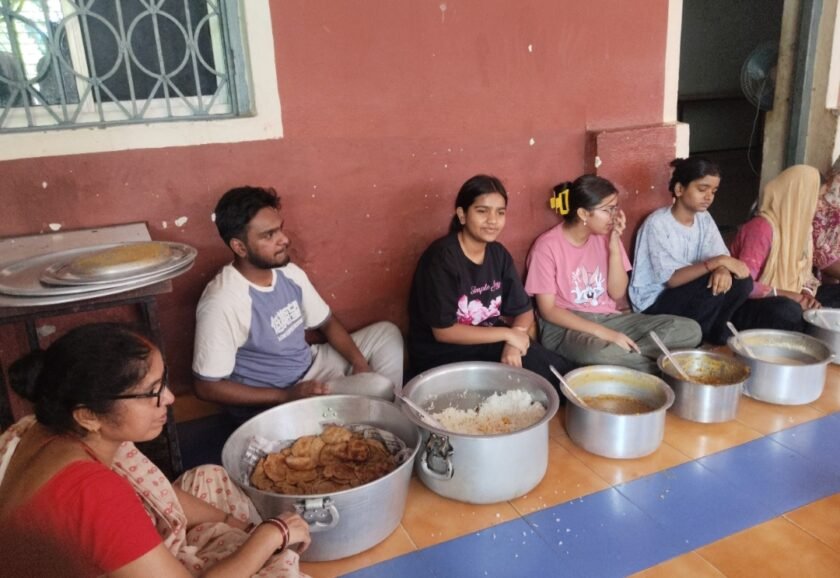 आरोही रानी की प्रथम पुण्यतिथि पर अनाथ बच्चों को कराया गया भोजन आरोही रानी की प्रथम पुण्यतिथि पर अनाथ बच्चों को कराया गया भोजन