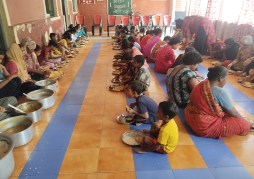 आरोही रानी की प्रथम पुण्यतिथि पर अनाथ बच्चों को कराया गया भोजन आरोही रानी की प्रथम पुण्यतिथि पर अनाथ बच्चों को कराया गया भोजन