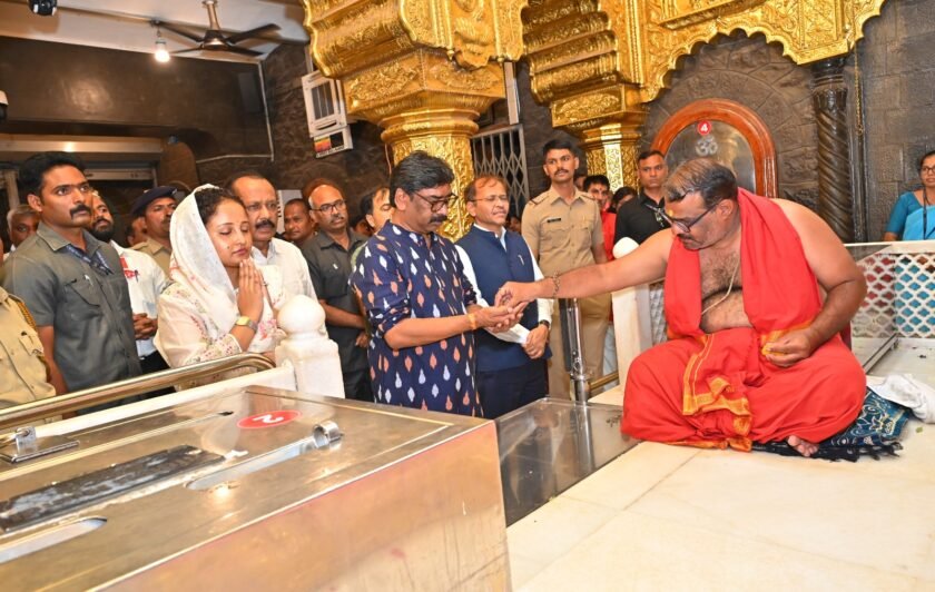 शिरडी में साईं बाबा का आशीर्वाद लेने पहुंचे मुख्यमंत्री हेमंत सोरेन, सोरेन दंपत्ति का हुआ सम्मान