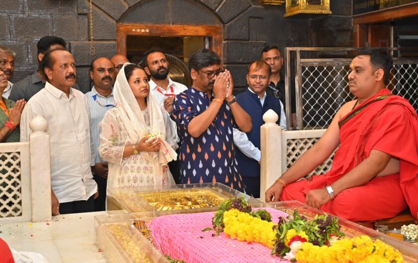 शिरडी में साईं बाबा का आशीर्वाद लेने पहुंचे मुख्यमंत्री हेमंत सोरेन, सोरेन दंपत्ति का हुआ सम्मान