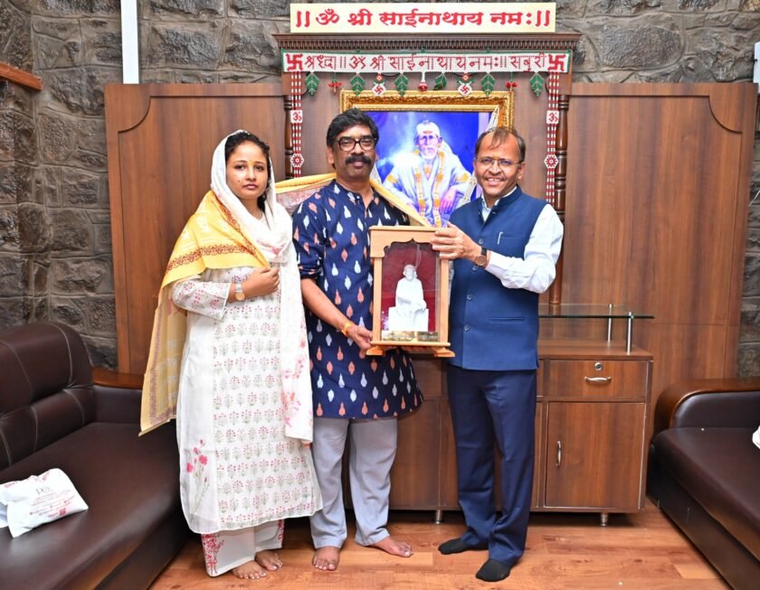 शिरडी में साईं बाबा का आशीर्वाद लेने पहुंचे मुख्यमंत्री हेमंत सोरेन, सोरेन दंपत्ति का हुआ सम्मान
