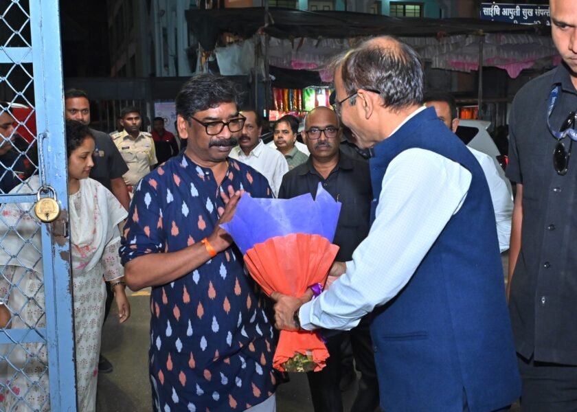 शिरडी में साईं बाबा का आशीर्वाद लेने पहुंचे मुख्यमंत्री हेमंत सोरेन, सोरेन दंपत्ति का हुआ सम्मान