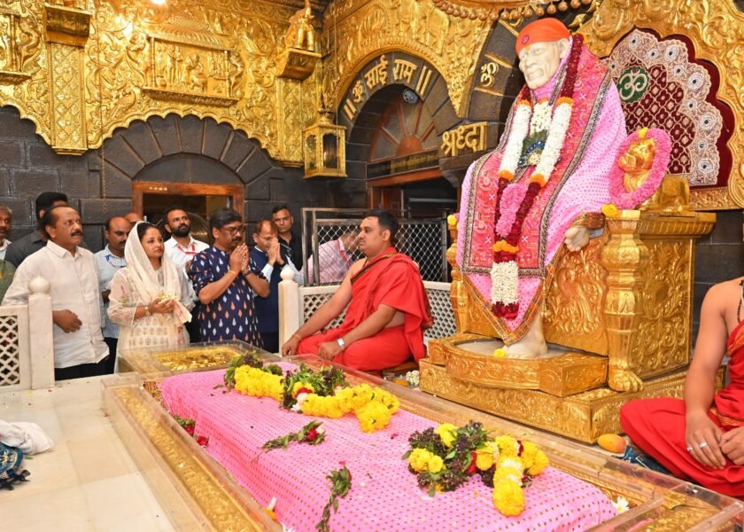 शिरडी में साईं बाबा का आशीर्वाद लेने पहुंचे मुख्यमंत्री हेमंत सोरेन, सोरेन दंपत्ति का हुआ सम्मान