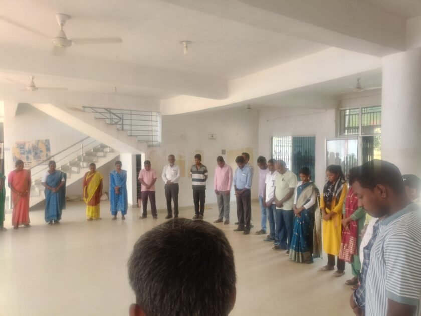 घाघरा प्रखंड के पंचायत सचिव कलेश्वर साहू की सड़क हादसे में मौत, कार्यालय में दी गई श्रद्धांजलि घाघरा प्रखंड के पंचायत सचिव कलेश्वर साहू की सड़क हादसे में मौत, कार्यालय में दी गई श्रद्धांजलि
