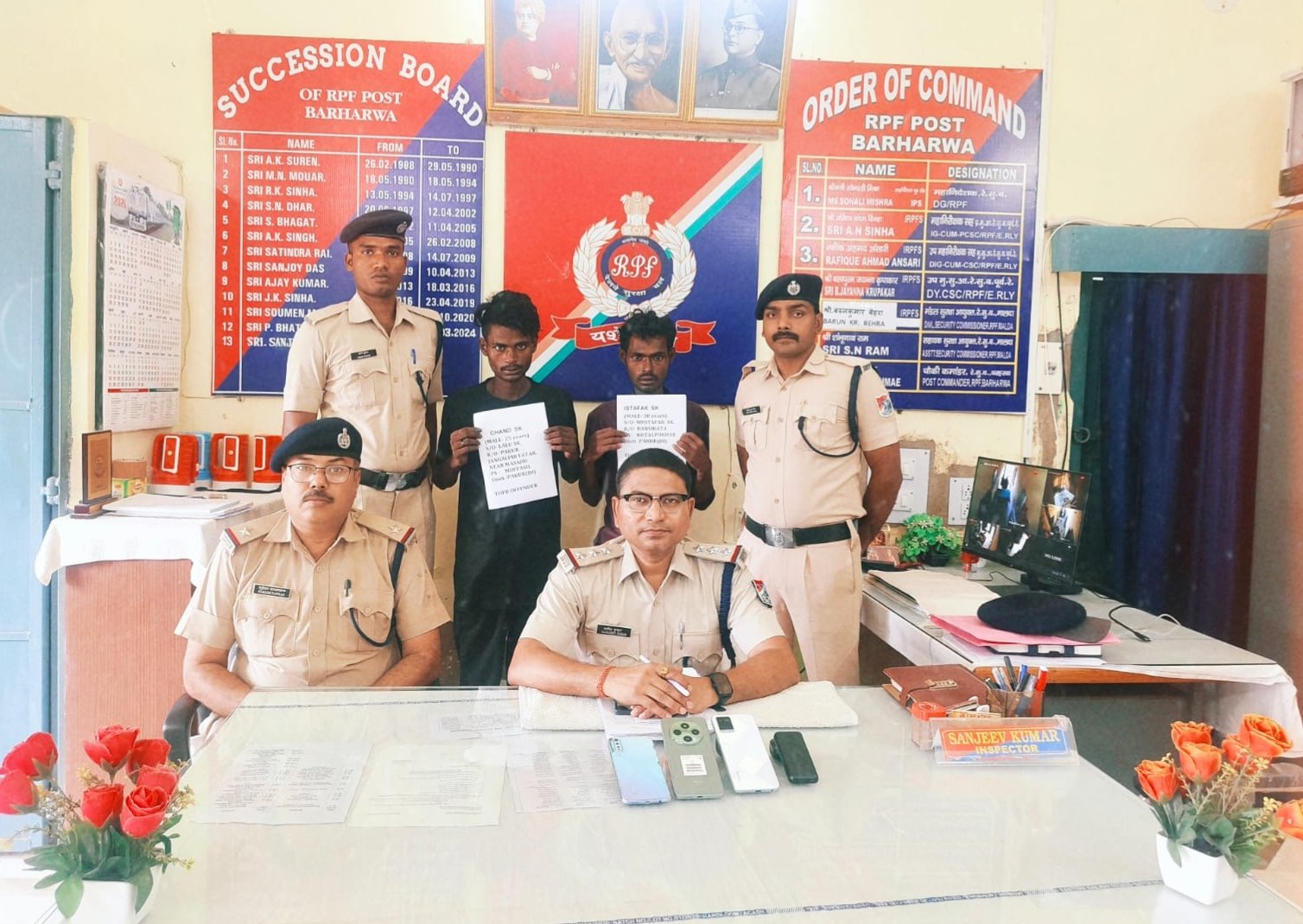 आरपीएफ पुलिस की बड़ी कार्रवाई : दो शातिर मोबाइल चोर गिरफ्तार, 4 मोबाइल फोन बरामद। आरपीएफ पुलिस की बड़ी कार्रवाई : दो शातिर मोबाइल चोर गिरफ्तार, 4 मोबाइल फोन बरामद।