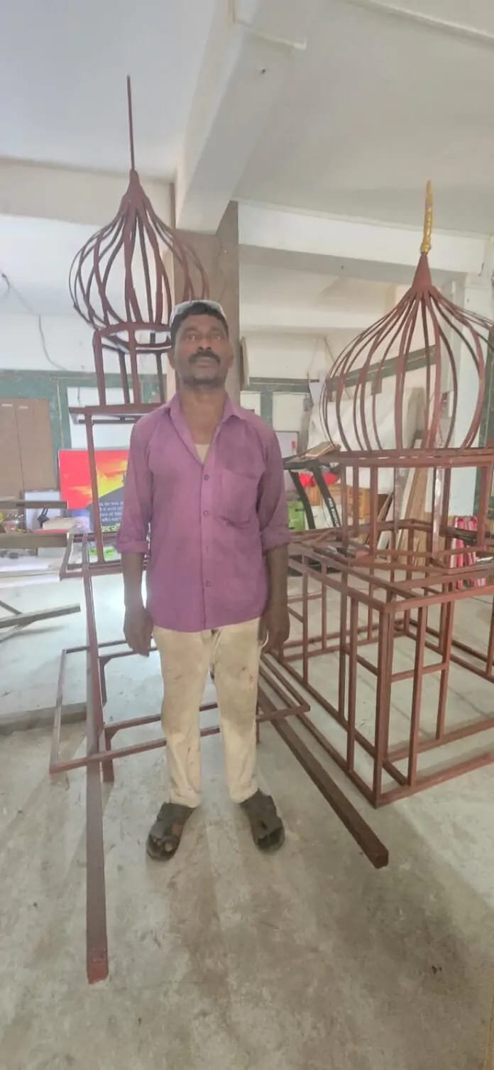 “हिंदू होकर बना रहे ताजिया: पाकुड़ के दुलाल ‘भाईजान’ ने दी इंसानियत की मिसाल” “हिंदू होकर बना रहे ताजिया: पाकुड़ के दुलाल ‘भाईजान’ ने दी इंसानियत की मिसाल”