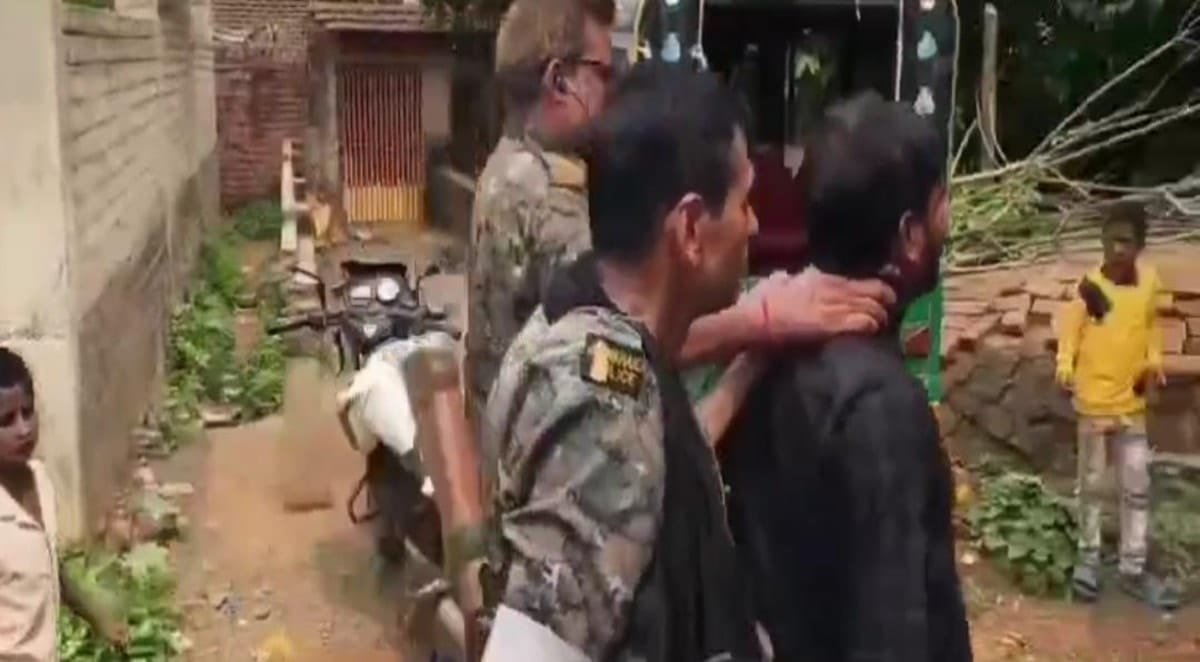 पाकुड़ में फर्जी जन्म प्रमाण पत्र रैकेट का खुलासा, कैफे संचालक गिरफ्तार पाकुड़ में फर्जी जन्म प्रमाण पत्र रैकेट का खुलासा, कैफे संचालक गिरफ्तार