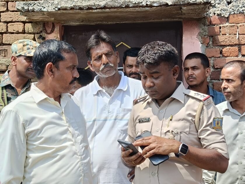 टॉवर पर चढ़ी युवती का अल्टीमेटम: “जब तक मेरा प्यार जेल से नहीं आएगा, मैं नहीं उतरूंगी” टॉवर पर चढ़ी युवती का अल्टीमेटम: “जब तक मेरा प्यार जेल से नहीं आएगा, मैं नहीं उतरूंगी”