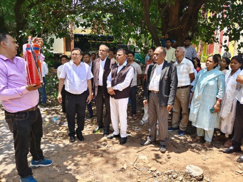व्यवहार न्यायालय में कर्मियों के लिए अग्निशमन प्रशिक्षण का आयोजन
