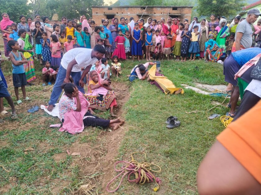मां ने दो मासूम बच्चों के साथ कुएं में कूदकर दी जान,गांव में पसरा मातम मां ने दो मासूम बच्चों के साथ कुएं में कूदकर दी जान,गांव में पसरा मातम