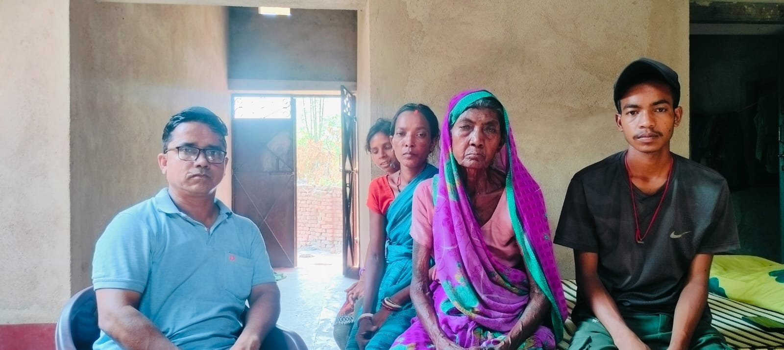 दुबई जेल में एक महीने से बंद डुमरी के हुलास महतो,परिवार ने लगाई रिहाई की गुहार दुबई जेल में एक महीने से बंद डुमरी के हुलास महतो,परिवार ने लगाई रिहाई की गुहार