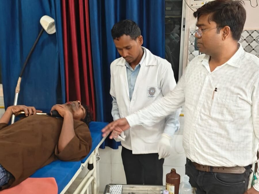 लातेहार: वाहन जांच के दौरान बड़ा हादसा टला,डीटीओ ने घायलों को पहुंचाया अस्पताल